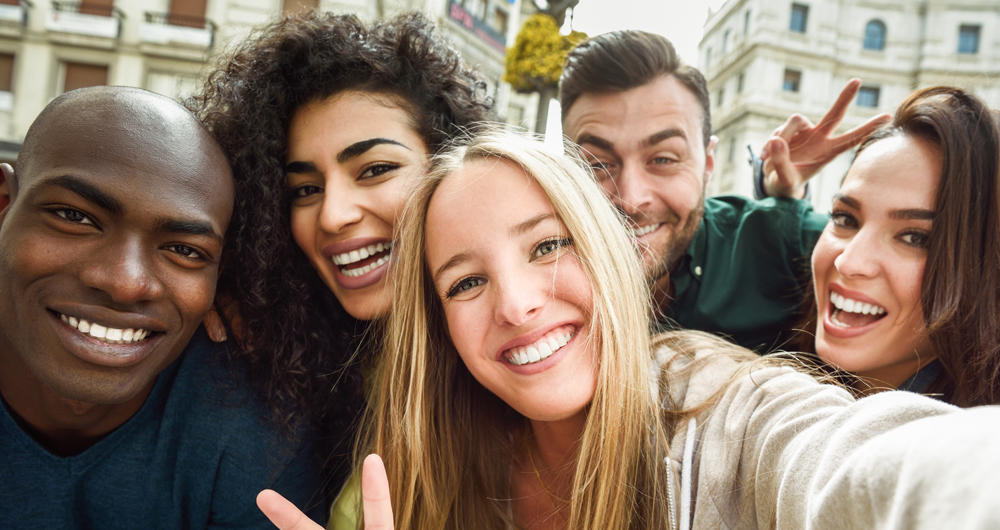 JOVENS SORRINDO PARA A FOTO